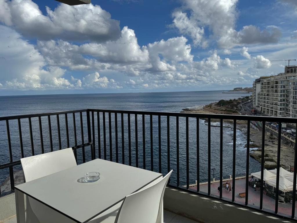 Roma Hotel Sliema Exteriör bild